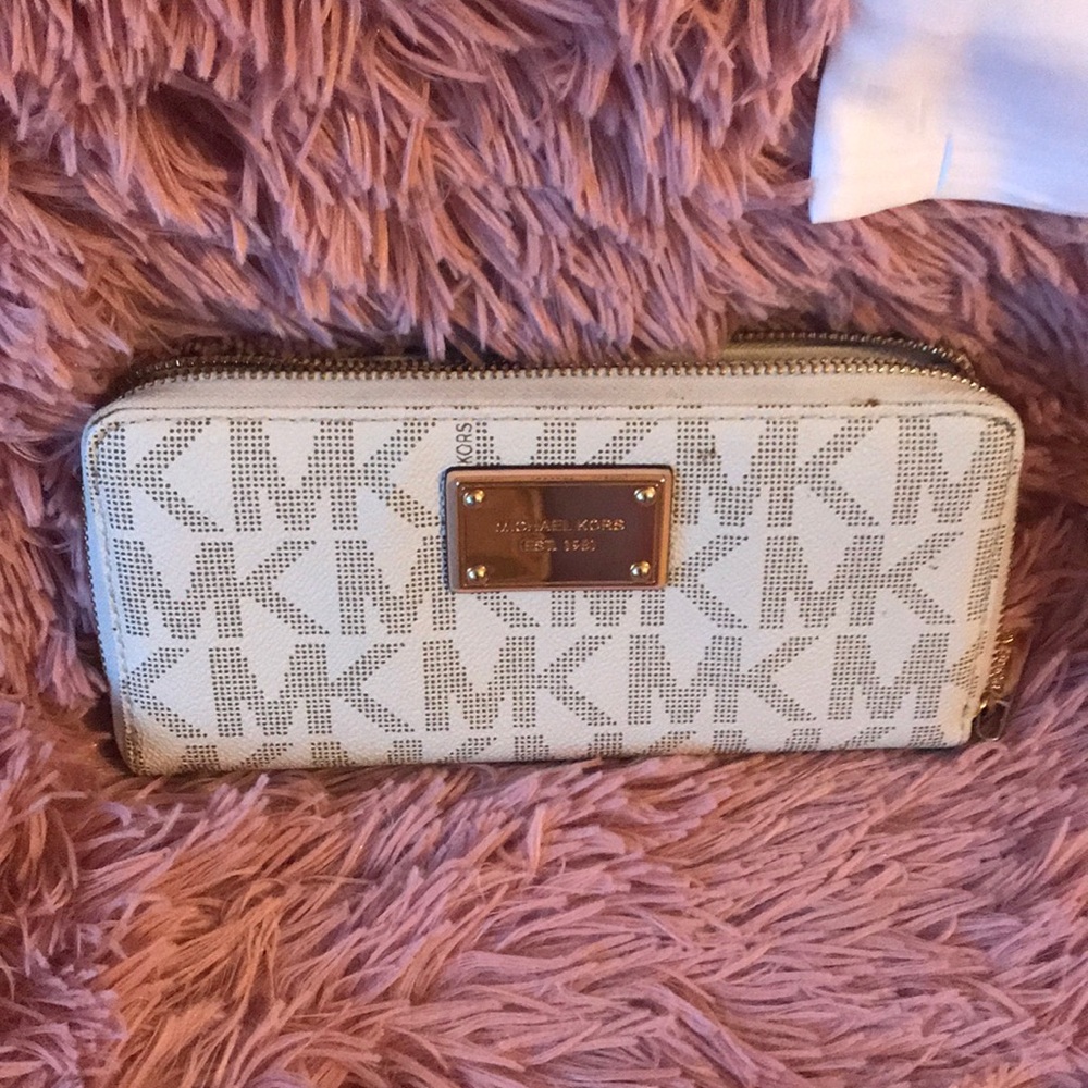 MK wallet 💛